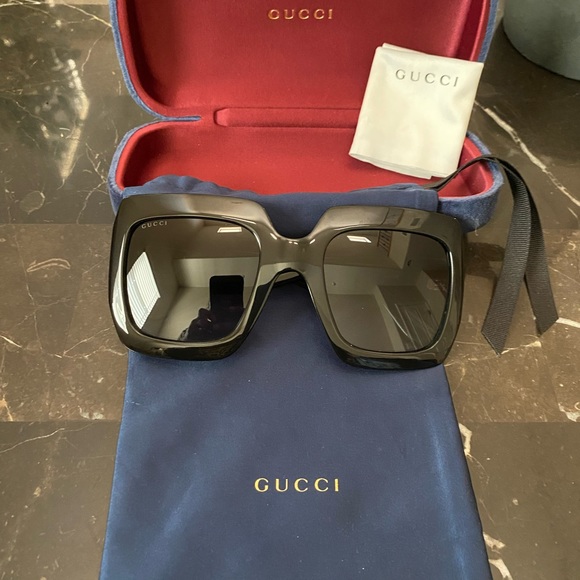 Women’s Authentic Gucci sunglasses - Picture 2 of 7